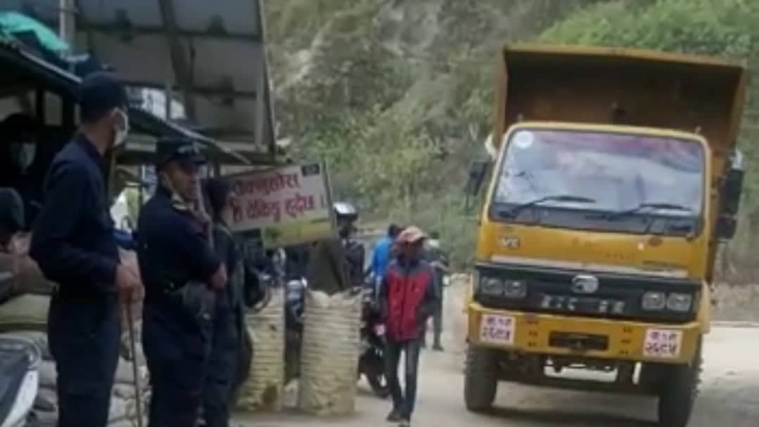 सुरक्षाको साथ लिएर काठमाडौँको फोहोर ढुवानी सुरु